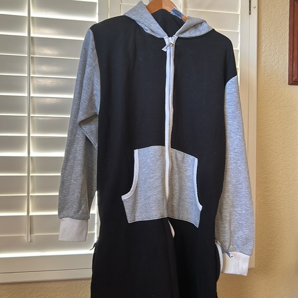 Unisex hooded onsie!!  Black and gray, front and side pockets.  Size XXL - Picture 2 of 6
